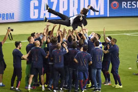 Luis Enrique nói gì sau khi Barcelona bước lên đỉnh châu Âu?