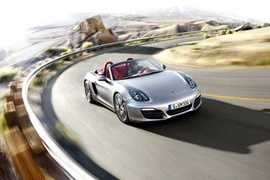 Malaysia bắt 15 đối tượng buôn lậu 81 xe hạng sang từ Thái Lan