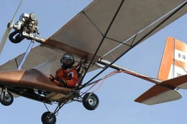 Người đàn ông 45 tuổi gây bất ngờ khi tự mình làm máy bay