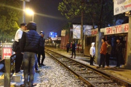 Hiện trường xảy ra vụ tai nạn đường sắt. (Ảnh: Tiến Trung/Vietnam+)