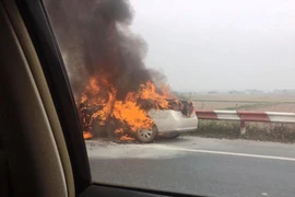 Chiếc xe bốc cháy rừng rực trên cao tốc Pháp Vân-Cầu Giẽ. (Ảnh: CTV/Vietnam+)