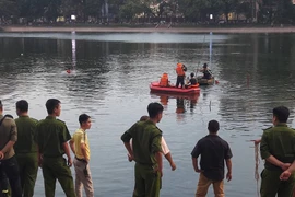 Lực lượng chức năng tìm vớt xác thanh niên ở hồ Thiền Quang chiều 3/6. (Ảnh: PV/Vietnam+)
