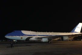 Chiếc máy bay được cho là chở Tổng thống Mỹ Obama hạ cánh xuống sân bay Nội Bài. (Ảnh: Minh Sơn/Vietnam+)