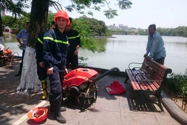 Địa điểm cháy nằm ngay cạnh tổ hợp ăn uống 'hàm cá mập' và rất khó tiếp cận. Lực lượng chữa cháy phải dùng tới nước Hồ Gươm để dập lửa. (PV/Vietnam+)