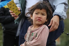 Nhiều em nhỏ chỉ có một manh áo mong manh giữa trời giá lạnh. (Ảnh: PV/Vietnam+)