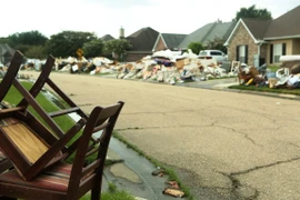 Từ hôm 15/8, đã có lác đác cư dân ở đây trở lại nhà mình để tìm kiếm các đồ đạc, tài sản đã bị ngập trong nước và phá hủy nghiêm trọng. (Ảnh: Trần Long/Vietnam+)