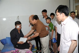 Lãnh đạo thành phố Cao Bằng thăm hỏi các nạn nhân vụ sập nhà. (Ảnh: TTXVN)