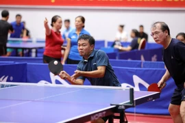 Các vận động viên thuộc Liên chi hội Nhà báo TTXVN tham gia nội dung đôi nam. (Ảnh: Minh Quyết/TTXVN)