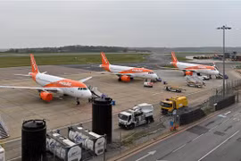 Máy bay của hãng hàng không Easyjet tại sân bay Luton, phía bắc thủ đô London, Anh, ngày 16/4/2020. (Ảnh: AFP/ TTXVN)