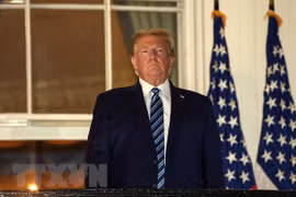 Tổng thống Mỹ Donald Trump trên ban công Nhà Trắng sau khi trở về từ Viện Quân y Walter Reed, nơi ông được điều trị COVID-19, ngày 5/10. (Ảnh: AFP/TTXVN)