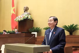 Bộ trưởng Bộ Nội vụ Lê Vĩnh Tân trình bày tóm tắt dự thảo Nghị quyết của Quốc hội về tổ chức chính quyền đô thị tại Thành phố Hồ Chí Minh. (Ảnh: Lâm Khánh/TTXVN)