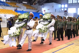 Các cán bộ, chiến sỹ Công an nhân dân vào viếng liệt sỹ, Đại úy Trương Văn Thắng. (Ảnh: Nguyên Lý/TTXVN)