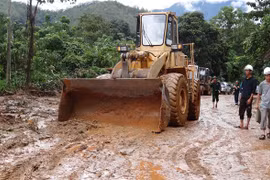 Khắc phục điểm sạt lở để tiếp cận hiện trường vụ sạt lở tại Đoàn kinh tế quốc phòng 337. (Ảnh: TTXVN phát)