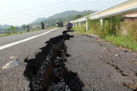 Vết nứt, sạt lở nghiêm trọng tuyến đường vượt cao tốc Đà Nẵng-Quãng Ngãi đoạn thuộc địa phận xã Tam Đại, huyện Phú Ninh, tỉnh Quảng Nam. (Ảnh: Trần Tĩnh/TTXVN)