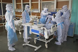 Nhân viên y tế điều trị cho bệnh nhân mắc COVID-19 tại một bệnh viện ở Greater Noida, Ấn Độ ngày 15/7/2020. (Ảnh: AFP/TTXVN)