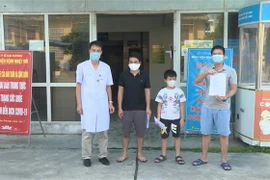 Trao giấy chứng nhận khỏi bệnh cho các bệnh nhân mắc COVID-19. (Ảnh: TTXVN phát)