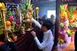 Ông Võ Văn Thưởng, Ủy viên Bộ Chính trị, Trưởng Ban Tuyên giáo Trung ương dâng hương tại nhà thờ đồng chí Tố Hữu. (Ảnh: Tường Vi/TTXVN)