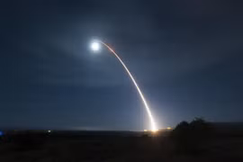 Tên lửa đạn đạo liên lục địa (ICBM) Minuteman 3 không mang đầu đạn được phóng từ bang California nhằm vào một mục tiêu ở Thái Bình Dương trong một cuộc tấn giả định. (Ảnh: AFP/ TTXVN)