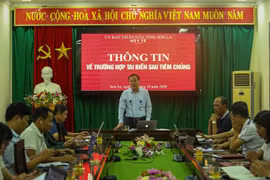 Quang cảnh buổi thông tin về trường hợp tai biến sau tiêm chủng vắcxin. (Ảnh: Hữu Quyết/TTXVN)