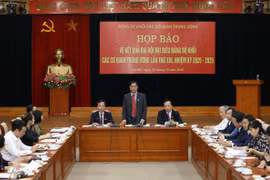 Đồng chí Huỳnh Tấn Việt, Ủy viên Trung ương Đảng, Bí thư Đảng ủy Khối các cơ quan Trung ương trả lời các câu hỏi của phóng viên tại buổi họp báo. (Ảnh: Văn Điệp/TTXVN)