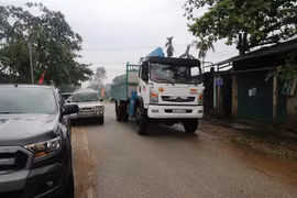 Lực lượng chức năng trên đường vào khu vực sạt lở của Thủy điện Rào Trăng 3. (Ảnh: Đỗ Văn Trưởng/TTXVN)