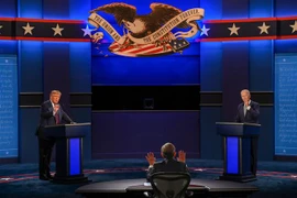 Cuộc tranh luận đầu tiên giữa đương kim Tổng thống Donald Trump (trái) và ứng cử viên Tổng thống đảng Dân chủ Joe Biden. (Ảnh: AFP/ TTXVN)