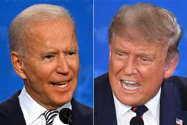 Tổng thống Mỹ Donald Trump (phải) và ứng cử viên Tổng thống của đảng Dân chủ Joe Biden (trái) tại cuộc tranh luận trực tiếp đầu tiên ở Cleveland, bang Ohio ngày 29/9/2020. (Ảnh: AFP/TTXVN)