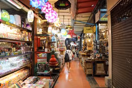 Người dân mua sắm tại một khu chợ ở Bangkok, Thái Lan ngày 9/5/2020. (Ảnh: THX/TTXVN)