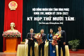 Thường trực HĐND tỉnh Vĩnh Phúc tặng hoa chúc mừng bà Hoàng Thị Thúy Lan và ông Lê Duy Thành. (Nguồn: Vinhphuc.gov.vn)