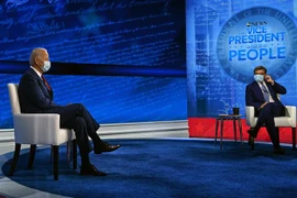Ứng viên Tổng thống Mỹ của đảng Dân chủ Joe Biden (trái) tại phiên chất vấn của cử tri tại bang Pennsylvania tối 15/10/2020. (Ảnh: AFP/TTXVN)