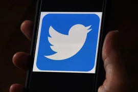 Biểu tượng Twitter trên một màn hình điện thoại ở Arlington, bang Virginia, Mỹ. (Ảnh: AFP/TTXVN)