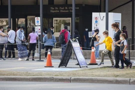 Người dân xếp hàng chờ xét nghiệm COVID-19 tại Toronto, Canada, ngày 25/9/2020. (Ảnh: THX/TTXVN)