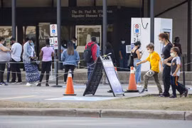 Người dân xếp hàng chờ xét nghiệm COVID-19 tại Toronto, Canada, ngày 25/9/2020. (Ảnh: THX/TTXVN)