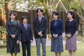 Hoàng tử Akishino (giữa) cùng vợ và các con tại Tokyo, Nhật Bản, ngày 30/11/2019. (Ảnh: AFP/TTXVN)