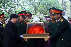 Di chuyển hài cốt để án táng các liệt sỹ tại Nghĩa trang Liệt sỹ thành phố Vinh. (Ảnh: Tá Chuyên/TTXVN)