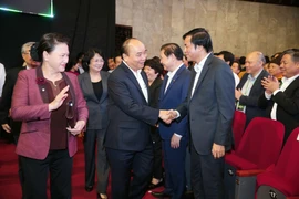 Thủ tướng Nguyễn Xuân Phúc và Chủ tịch Quốc hội Nguyễn Thị Kim Ngân với các đại biểu dự Chương trình. (Ảnh: Doãn Tấn/TTXVN)