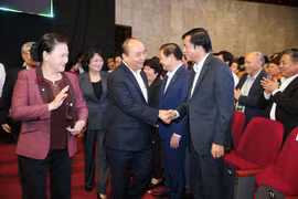 Thủ tướng Nguyễn Xuân Phúc và Chủ tịch Quốc hội Nguyễn Thị Kim Ngân với các đại biểu dự Chương trình. (Ảnh: Doãn Tấn/TTXVN)