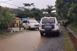 Xe cứu thương đưa thi thể cán bộ, chiến sỹ Đoàn Kinh tế Quốc phòng 337 bị sạt núi vùi lấp ra ngoài. (Ảnh: TTXVN/phát)