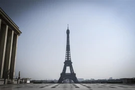 Khu vực Tháp Eiffel ở thủ đô Paris, Pháp. (Ảnh: AFP/TTXVN)