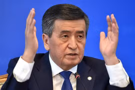 Tổng thống Kyrgyzstan Sooronbay Jeenbekov phát biểu tại một cuộc họp báo ở thủ đô Bishkek. (Ảnh: AFP/TTXVN)