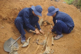 Thành viên đội K52 tìm kiếm, đưa hài cốt liệt sỹ Việt Nam trở về với đất mẹ. (Ảnh: Tư liệu Đội K52 cung cấp/TTXVN phát)