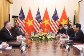 Phó Thủ tướng, Bộ trưởng Bộ Ngoại giao Phạm Bình Minh hội đàm với Ngoại trưởng Hoa Kỳ Michael Pompeo. (Ảnh: Lâm Khánh/TTXVN)