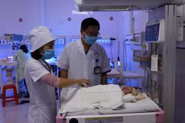Cháu bé bị bỏ rơi được chăm sóc tại khoa Nhi của Bệnh viện Sản Nhi Yên Bái. (Ảnh: Đức Tưởng/TTXVN)
