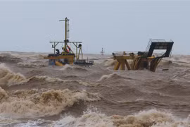 Tàu Vietship 01 bị mắc kẹt ở vị trí gần phao số 0 khu vực cảng Cửa Việt. (Ảnh: Hồ Cầu/TTXVN)