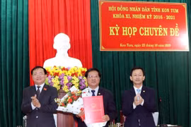 Ông Lê Ngọc Tuấn (giữa), Phó Bí thư Tỉnh ủy, Phó Chủ tịch Thường trực UBND tỉnh được bầu giữ chức Chủ tịch UBND tỉnh Kon Tum. (Ảnh: Cao Nguyên/TTXVN)