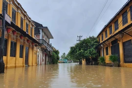 Đường Lê Lợi nơi có nhiều di tích lịch sử văn hóa bị ngập sâu trong nước lũ. (Ảnh: Hữu Trung/TTXVN)