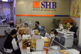 Khách hàng giao dịch tại Hội sở SHB, số 77 Trần Hưng Đạo, Hà Nội. (Ảnh: Trần Việt/TTXVN)