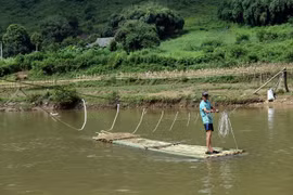 Để vào được hang Thẩm Púa, du khách và một số hộ dân sinh sống ở bản Bó bắt buộc phải đi qua con suối Nậm Hua bằng bè mảng rất nguy hiểm, đặc biệt vào mùa mưa bão.