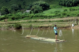 Để vào được hang Thẩm Púa, du khách và một số hộ dân sinh sống ở bản Bó bắt buộc phải đi qua con suối Nậm Hua bằng bè mảng rất nguy hiểm, đặc biệt vào mùa mưa bão.