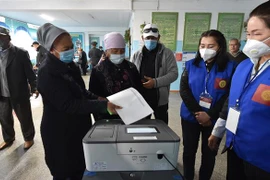 Cử tri Kyrgyzstan bỏ phiếu bầu cử Quốc hội tại Besh-Kungey, ngoại ô thủ đô Bishkek ngày 4/10/2020. (Ảnh: AFP/TTXVN)